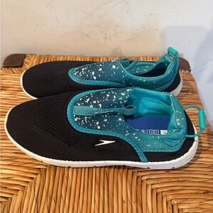 Kids Speedo Black and Teal Water Shoes Size L/4-5